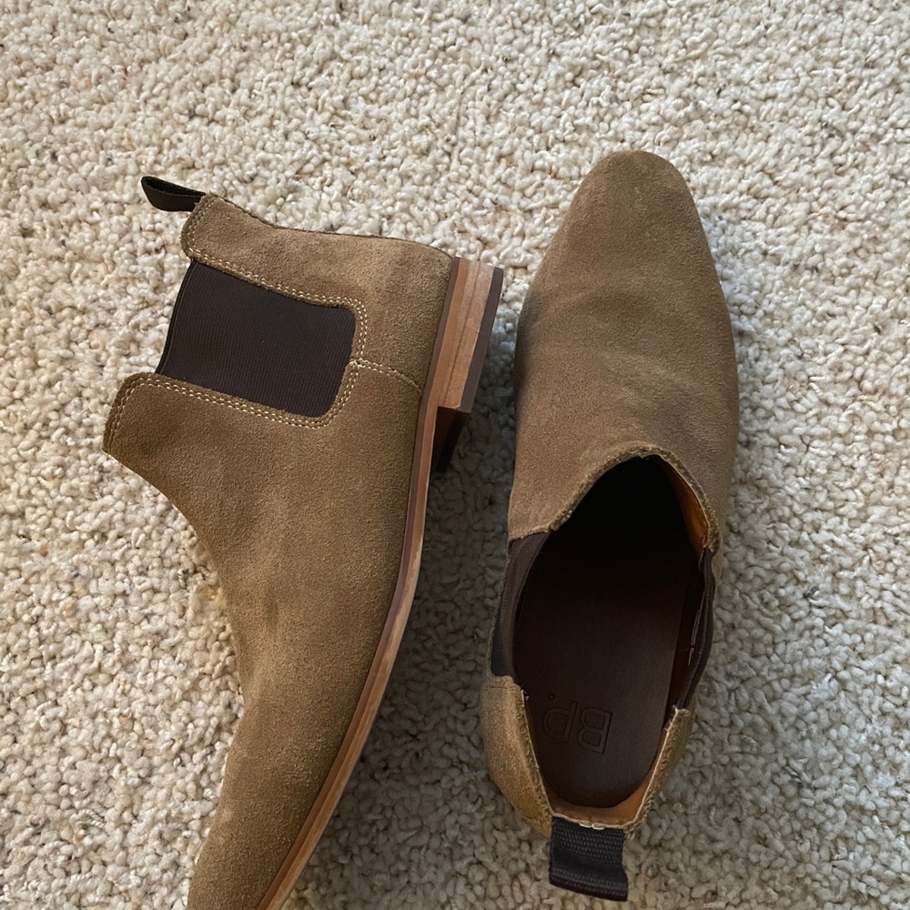 Men’s size 42M Chelsea boot.
